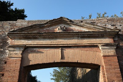 Dettaglio del modio e del rutellum scolpiti sulla porta del Caseggiato