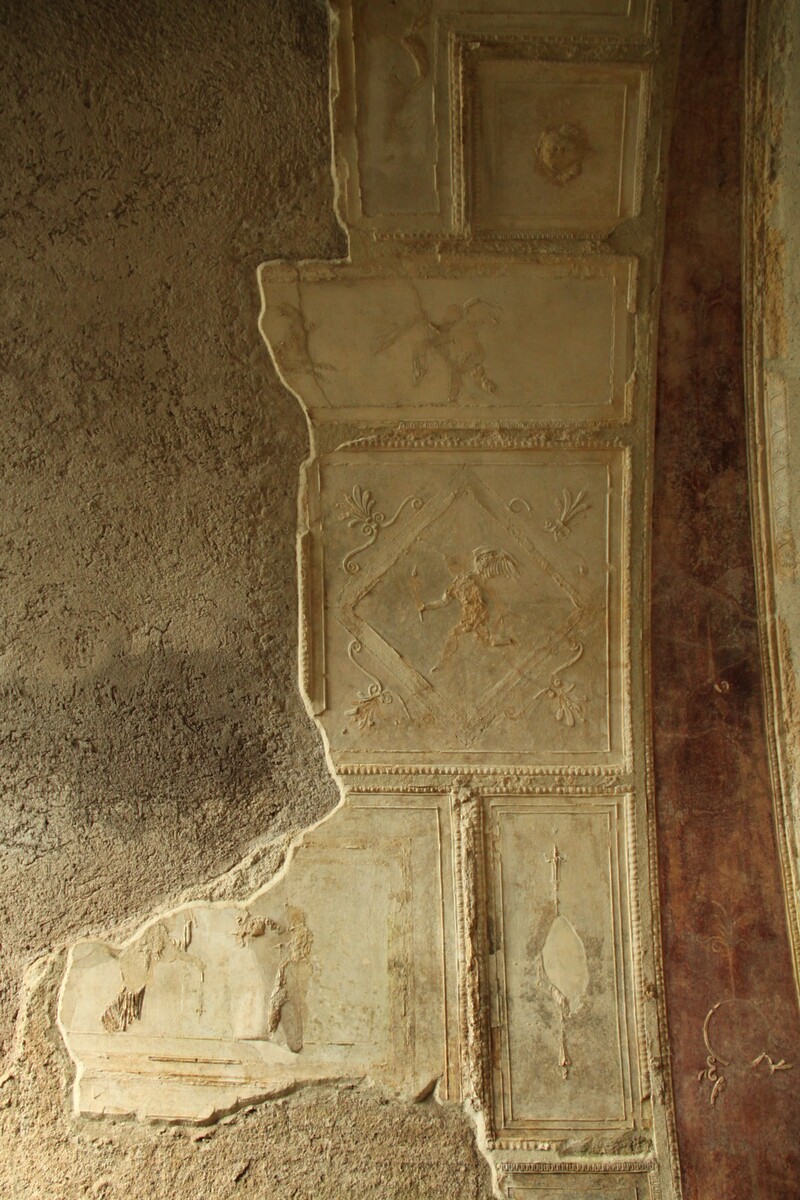 Detalle del estuco sobre la techumbre de la tumba 18