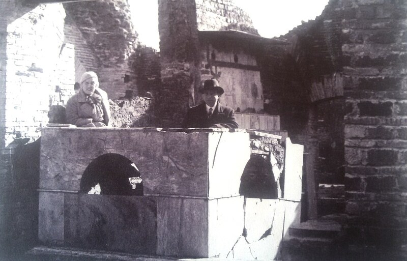 raissa calza e Guido Calza al thermopolium di via della casa di Diana