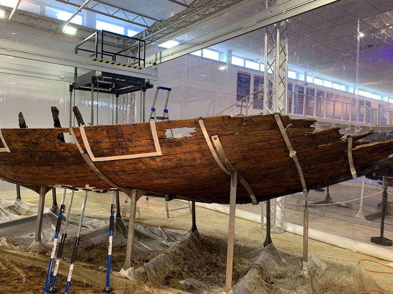 La nave Fiumicino 4 durante le fasi della pulitura