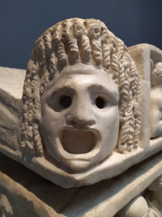 sarcofago delle muse maschera